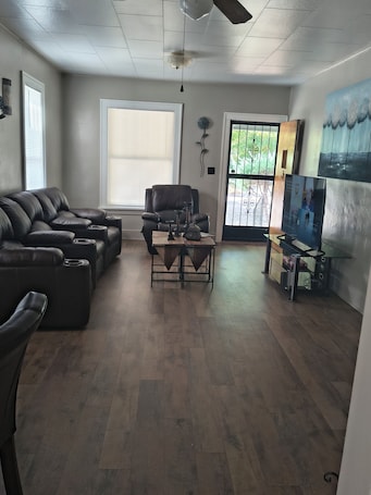 スマートテレビ. Cozy 2 BDR Home Near Colorado State fairgrounds.