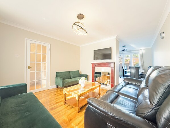 TV, fireplace - House - sleeps 7, private garden & parking (Basildon)