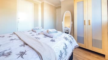 3 bedrooms, iron/ironing board, WiFi, bed sheets