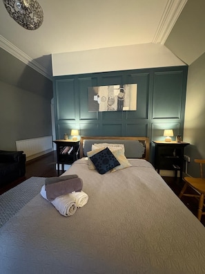 6 bedrooms, WiFi, bed sheets