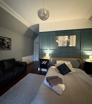 6 bedrooms, iron/ironing board, WiFi, bed sheets