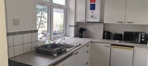 Een koelkast, een microgolfoven, een oven, een kookplaat