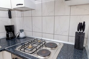 Kühlschrank, Ofen, Herdplatte, Wasserkocher mit Kaffee-/Teezubehör