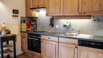 Fridge, cookware/dishes/utensils