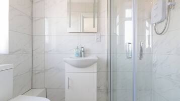 Douche, serviettes fournies