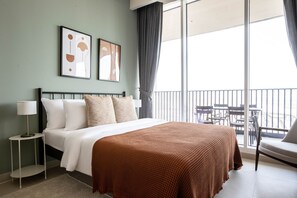 Een strijkplank/strijkijzer, wifi, beddengoed