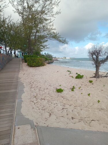 2-bedroom condo in welcoming Bridgetown with WiFi, AC-Apt 3B