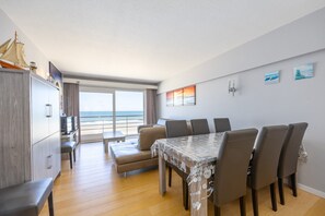 Apartment | Dining - Charming Apartment With sea View and Parking Space (Middelkerke)