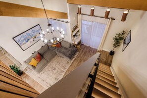 Älytelevisio, takka, pöytäjalkapallopöytä, pöytätennispöytä