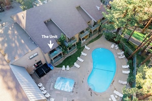 Utendørsbasseng og et oppvarmet basseng