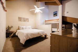1 bedroom, in-room safe, desk, iron/ironing board - Modern Winter Stay in Mammoth Jacuzzi/Game Room! (Mammoth Lakes)