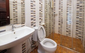 Standard Twin Room, Balcony, Garden View | Bathroom