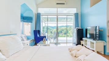 Cortinas blackout, wifi gratis y ropa de cama