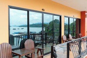 Deluxe kamer, uitzicht op zwembad | Verduisterende gordijnen, gratis wifi, beddengoed