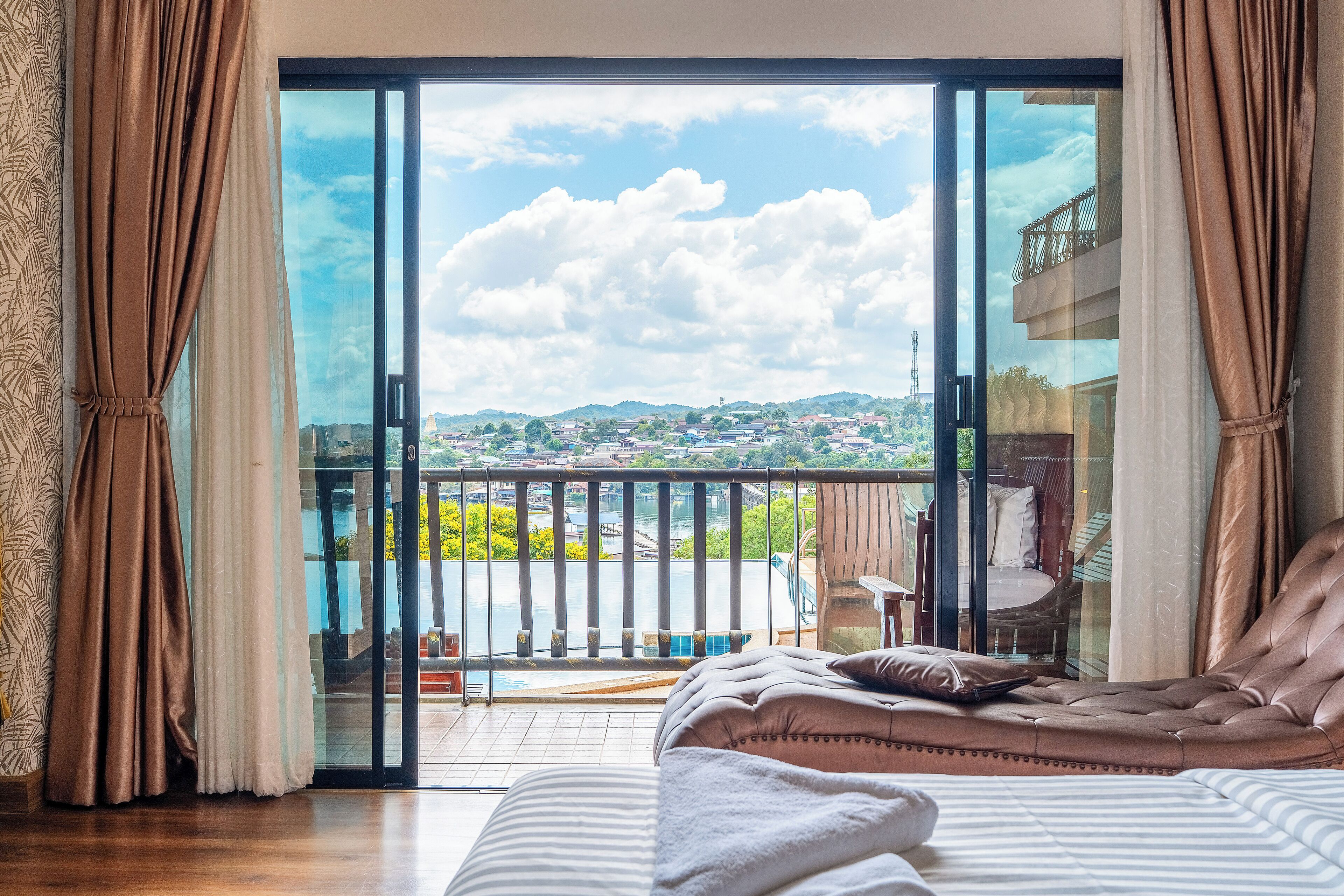 Habitación Deluxe, vistas a la piscina | Cortinas opacas, wifi gratis, ropa de cama