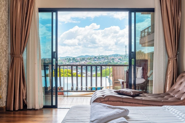 Quarto luxo, vista para a piscina | Cortinas blackout, Wi-Fi de cortesia, roupa de cama