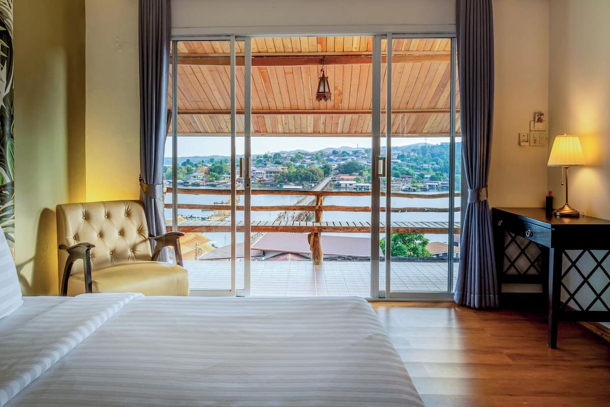 Grand Deluxe Double Room | Cortinas blackout, wifi gratis y ropa de cama