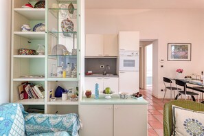 Kühlschrank, Ofen, Herdplatte, Kochgeschirr/Geschirr/Besteck