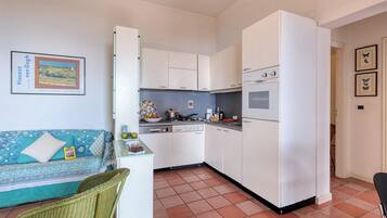 Kühlschrank, Ofen, Herdplatte, Kochgeschirr/Geschirr/Besteck