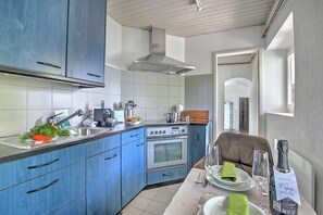Een koelkast, een oven, een kookplaat, een vaatwasser