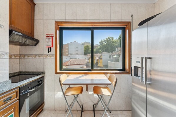 Kühlschrank, Mikrowelle, Ofen, Geschirrspüler