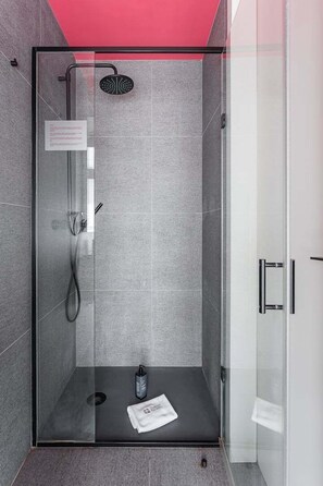 Douche, sèche-cheveux, serviettes fournies, savon