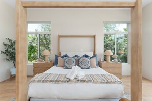 5 bedrooms, iron/ironing board, WiFi, bed sheets