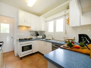 ثلاجة، ميكروويف، فرن، غسالة أطباق