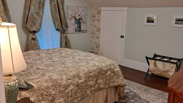 4 bedrooms, desk, iron/ironing board, free WiFi