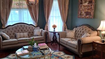 TV connectée, cheminée, lecteur de DVD, livres