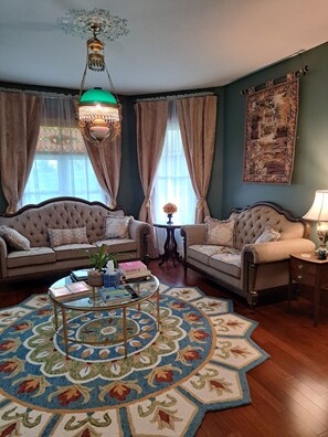 Smart TV, fireplace, DVD player, books - The Peacock House - Luxury 4 bedroom, 2 bath (Cimarron)