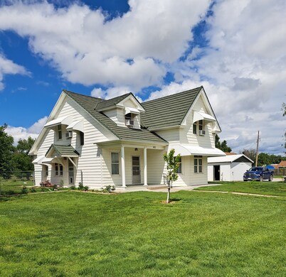 The Peacock House - Luxury 4 bedroom, 2 bath