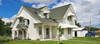 The Peacock House - Luxury 4 bedroom, 2 bath