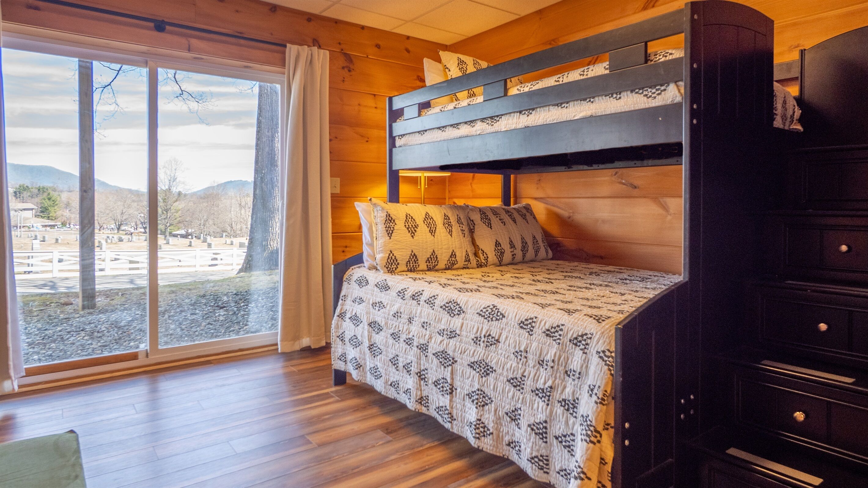 5 chambres, bureau, fer et planche à repasser, lit de bébé portatif