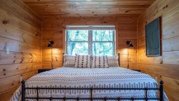 5 habitaciones, escritorio y tabla de planchar con plancha