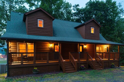 New! Walk to Downtown | Mountain Views | Sleeps 13