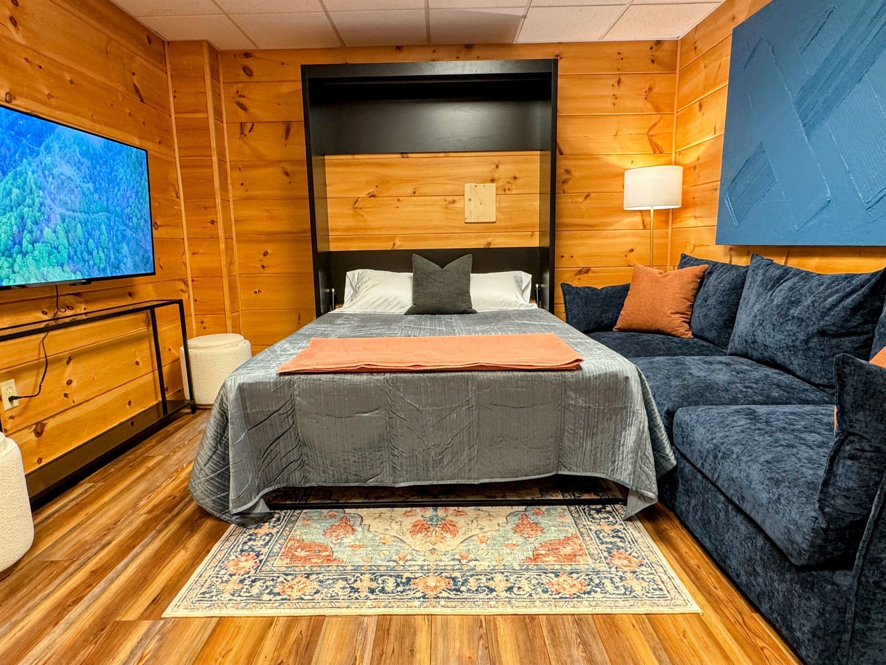 2 bedrooms, desk, iron/ironing board, travel cot