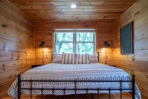 2 habitaciones, escritorio y tabla de planchar con plancha 