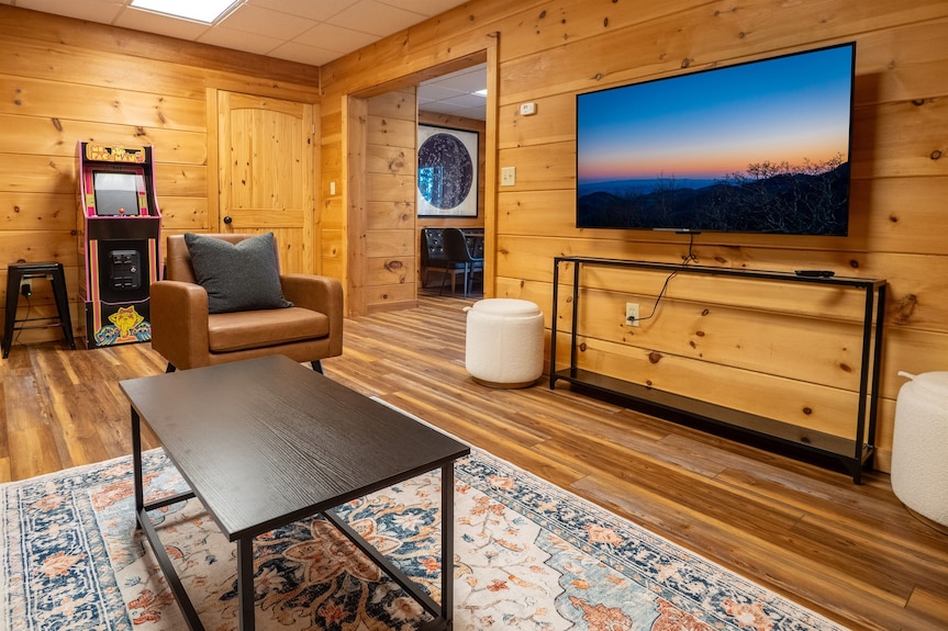 Cozy Log Cabin Th | Long-range Mountain Views | Walk To Downtown West Jefferson - West Jefferson, NC