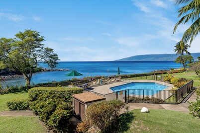 NP B18 Remodeled Oceanfront 1BD Steps to Pool