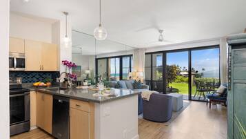 Een koelkast, een magnetron, een oven, een kookplaat