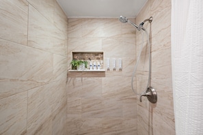 Douche, sèche-cheveux, serviettes fournies, savon