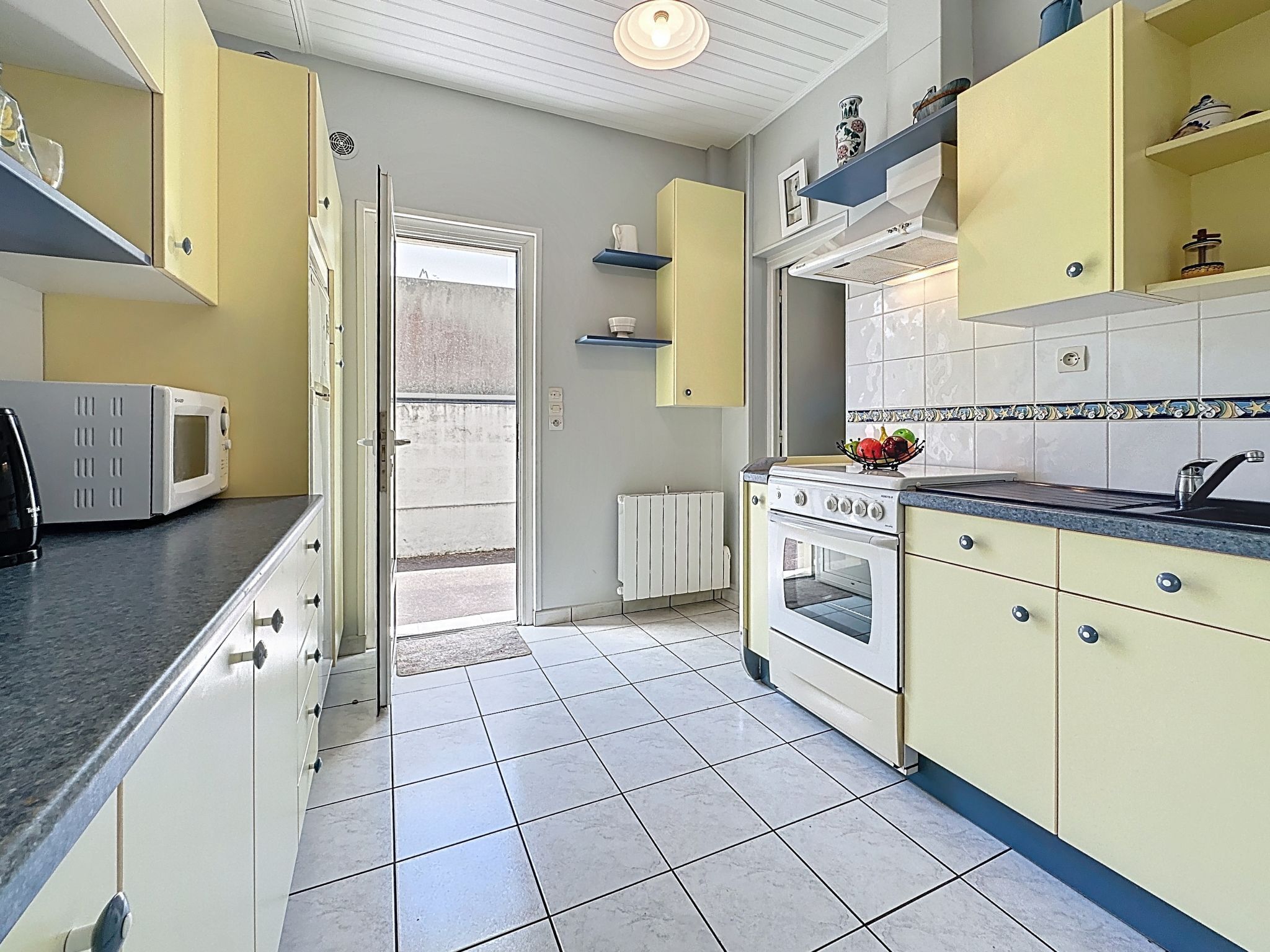 Kjøleskap, mikrobølgeovn, ovn og kjøkkenutstyr