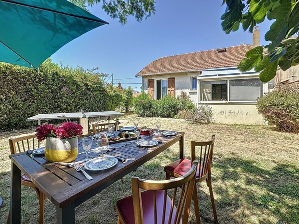 Outdoor dining - L'Escale by Interhome (Tharon Plage)
