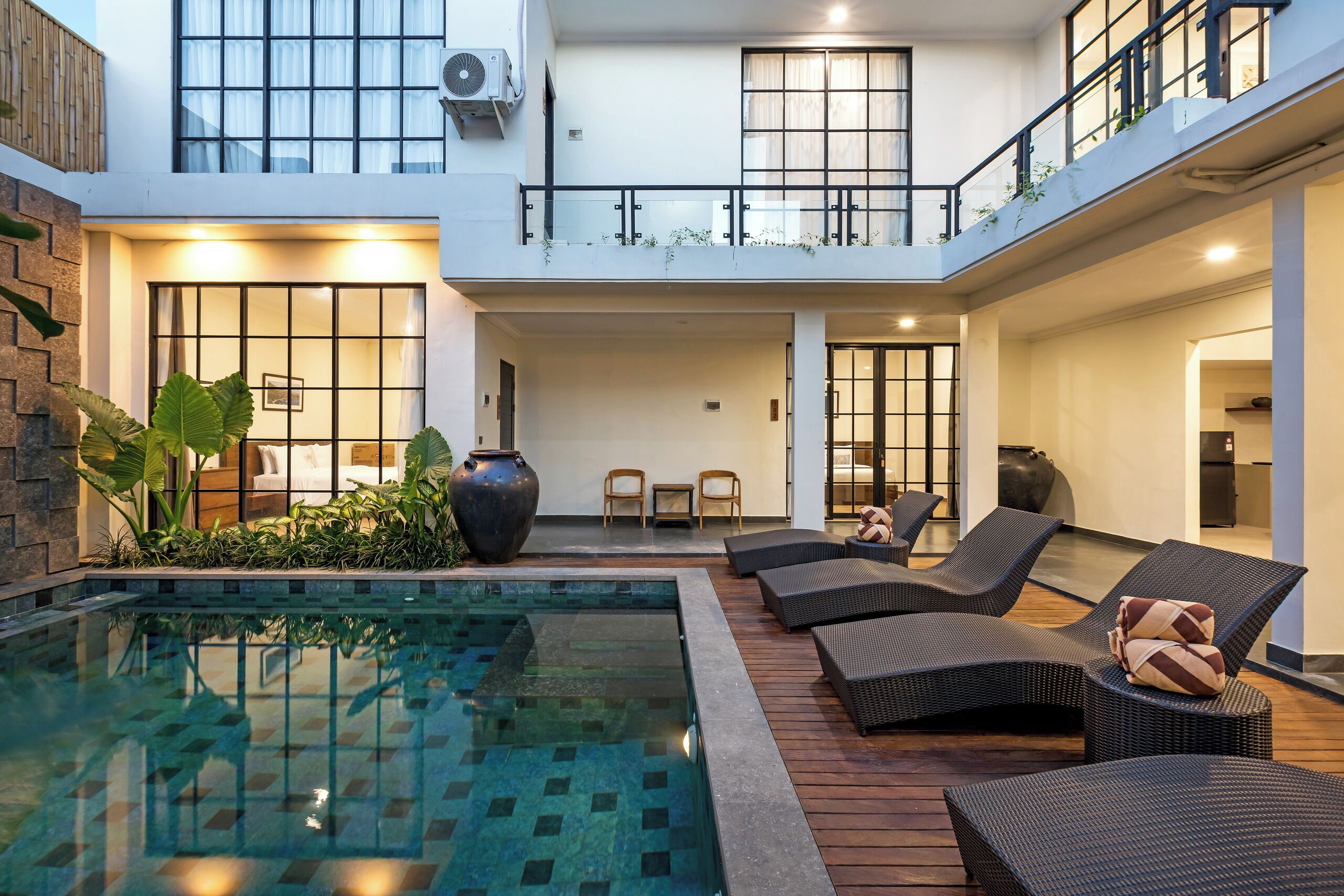 Una piscina al aire libre