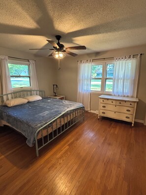 3 室のベッドルーム、WiFi (無料)、ベッドシーツ