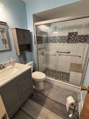 シャワー、ヘアドライヤー、タオル、石鹸