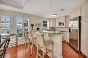 冷蔵庫、電子レンジ、オーブン、コンロ