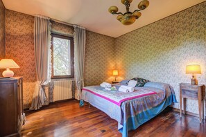 4 bedrooms, iron/ironing board, free WiFi, bed sheets