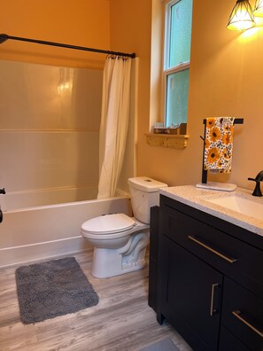 Sèche-cheveux, bidet, serviettes fournies, savon